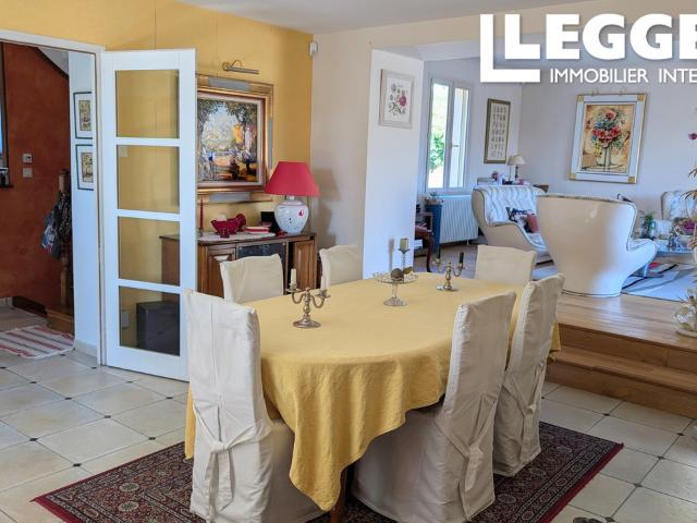 Nogent le Bernard, jolie maison de village de 4/5 chambres entièrement rénovée, magnifique terrain de 1369m²