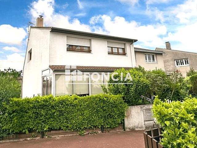 Noiseau – Maison familiale, 3 chambres, véranda et jardin de 450 m²