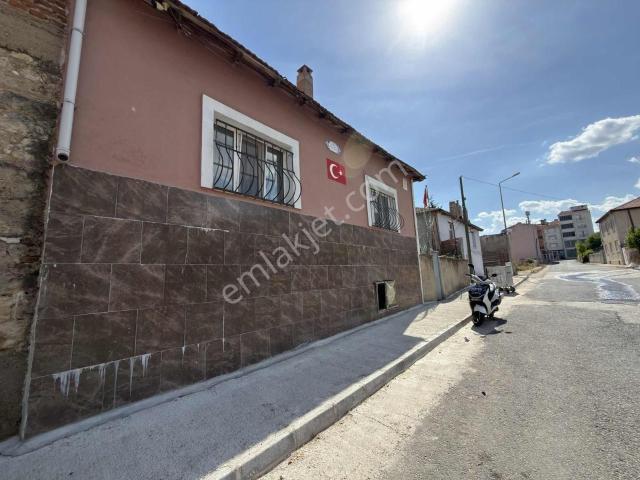 Nokta Emlak'dan Satılık Fırsat 2+1 Ev & Arsası !