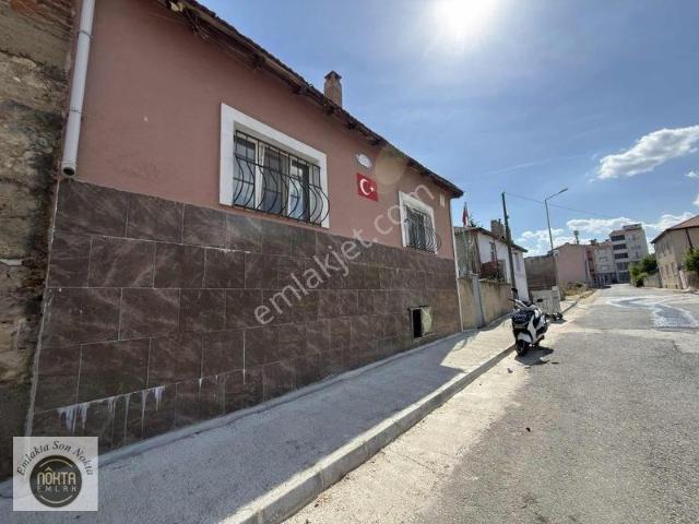 Nokta Emlak'dan Satılık Fırsat Müstakil 2+1 Ev & Arsası !