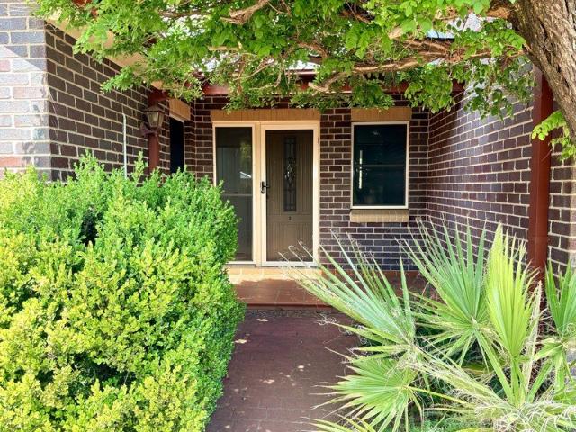 NORTH TAMWORTH Freshly Painted Spacious Townhouse
