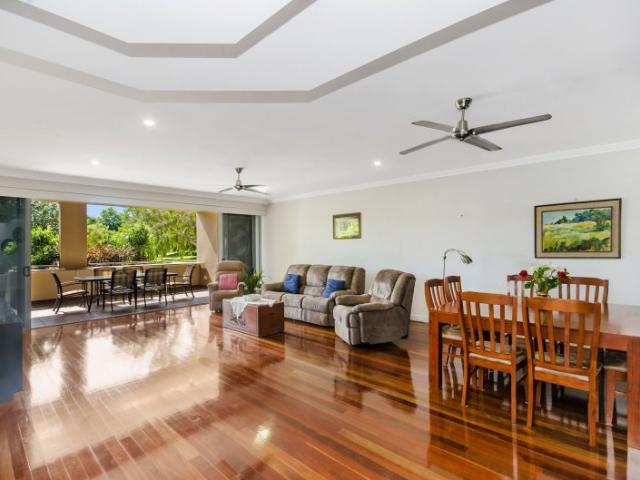 NORTH WARD LUXURY APARTMENT FULLY FURNISHED THE PERFECT LIFESTLE LOCATION WITH SEA VIEWS AND SEA BREEZES