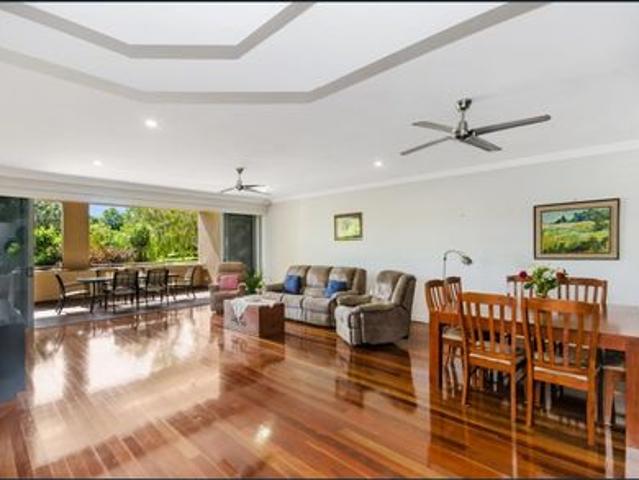 NORTH WARD LUXURY APARTMENT FULLY FURNISHED THE PERFECT LIFESTLE LOCATION WITH SEA VIEWS AND SEA BREEZES