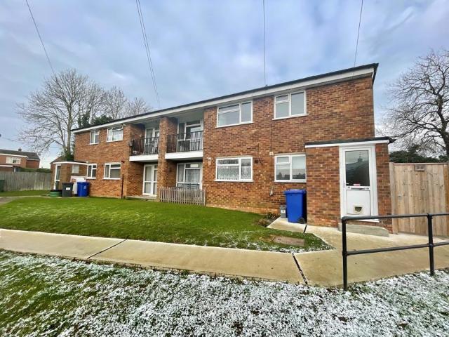 North Way, Deanshanger 2 bed maisonette to rent £1,150 pcm £265 pw