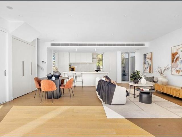 North West Facing Three Bedroom Townhouse in Prestigious Studley Park Pocket