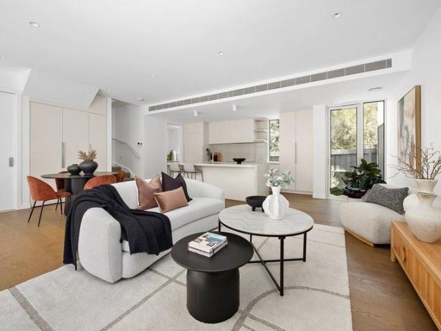 North West Facing Three Bedroom Townhouse in Prestigious Studley Park Pocket