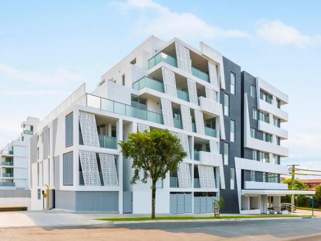 North West Facing Contemporary Apartment with Study