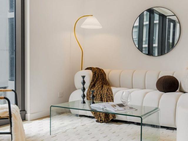 North West Facing Luxury 2 Bed Award Winning Apartment + Amenities