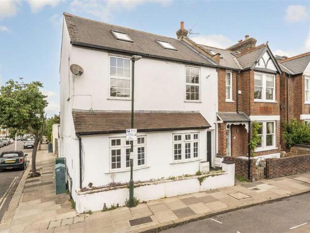 North Worple Way, London SW14 3 bed maisonette to rent £2,650 pcm £612 pw