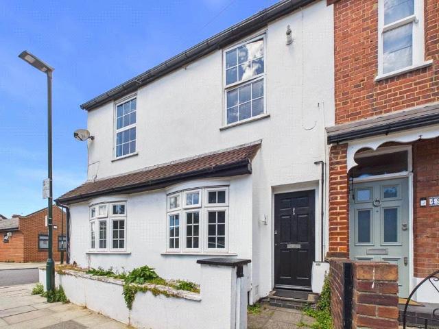 North Worple Way 3 bed apartment to rent £2,650 pcm £612 pw