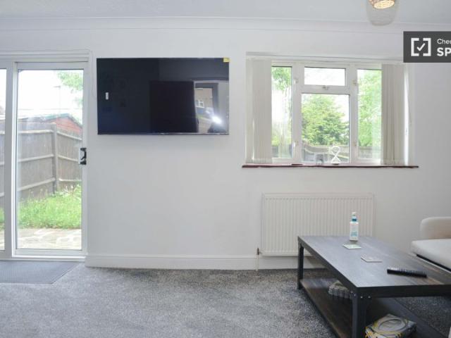 North Acre, London, NW9 5UU, United Kingdom | 4 bed apartment for rent #99370616 | Rentberry