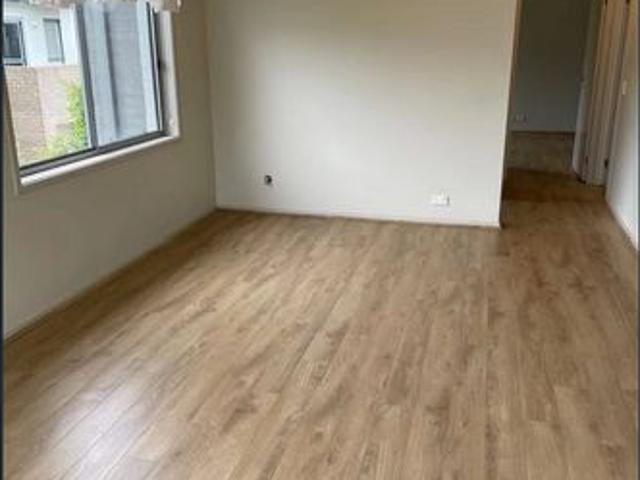 North and East Aspect Tiber Floor Huge Modern Apartment & 3 Minutes Walk To Station