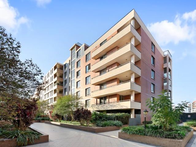North and South Aspect Luxury Apartment on Level 6 and overlooking to Olympic Stadium and City View