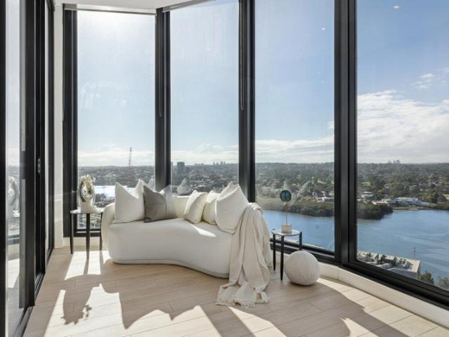 North Aspect Luxury with Panoramic Water & CBD Views