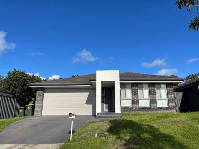 North aspect, on high land, new painted 210m2 construction size with 4 beds plus study 2 cars garage equip with 7.3kw Car EV Charger, Will be fully repainted before 30Aug26