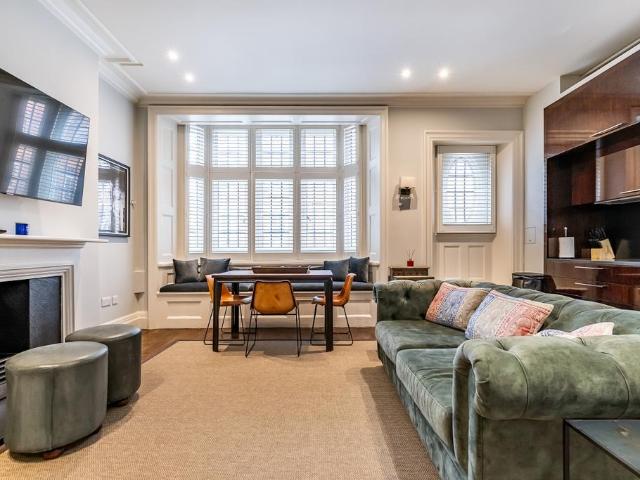 North Audley Street Mayfair W1K 1 bed flat to rent £9,100 pcm £2,100 pw