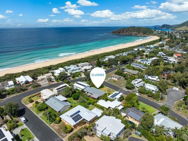 North Boomerang Beach: Dual Living Retreat One Block from the Beach in a Tightly Held Enclave