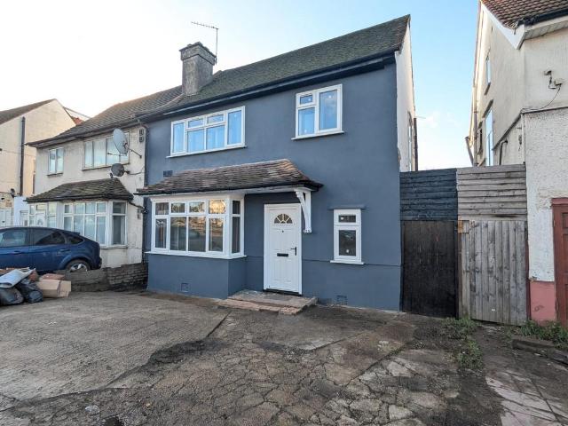 North Circular Road, Neasden, London. 4 bed semi detached house to rent £2,600 pcm £600 pw