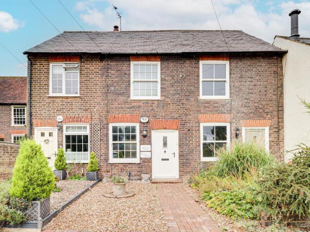 North Common, Redbourn, St. Albans, AL3 2 bed terraced house to rent £1,950 pcm £450 pw