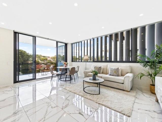 North East aspect! Deluxe Apartment In Premium Location!
