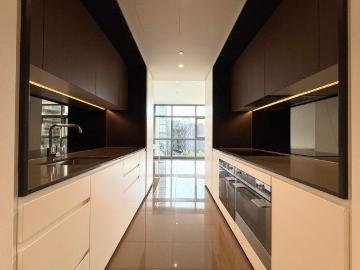 North East Aspect! Spacious, 2 Bed Apt in the Heart of CBD!