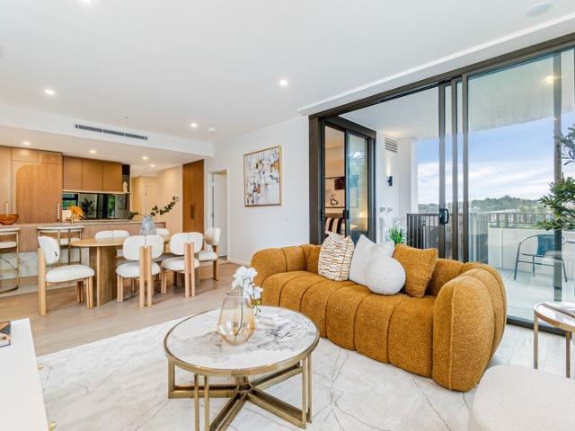 North East Facing 3 Bedroom Residence with Wolf & Sub Zero Appliances