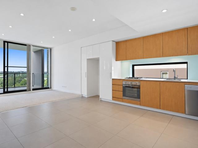 North east facing & Extra large balcony 1 Bedroom Close to MQ Metro and Shopping Centre & Swimming Pool & Gym
