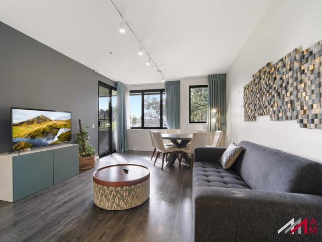 North East Parkside Apartment with Water Views