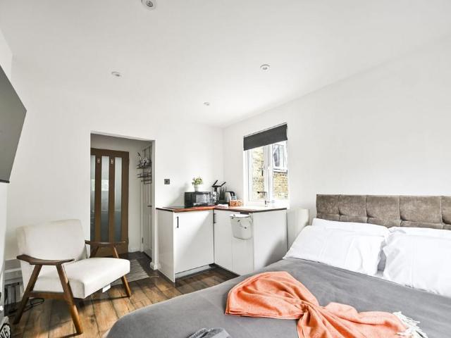 North End Road, West Kensington. Studio to rent £2,492 pcm £575 pw