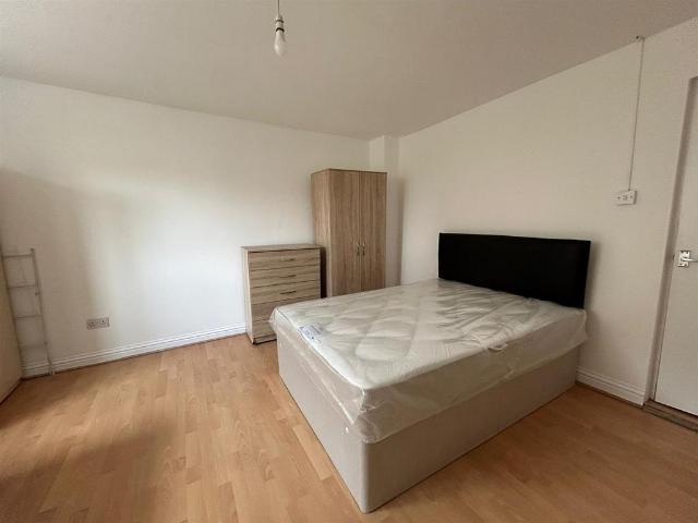 North End Road, Fulham 3 bed flat to rent £2,850 pcm £658 pw