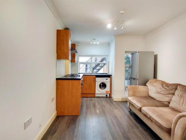 North End Road, Fulham SW6, 2 bed flat to rent, £1,900 pcm | PrimeLocation