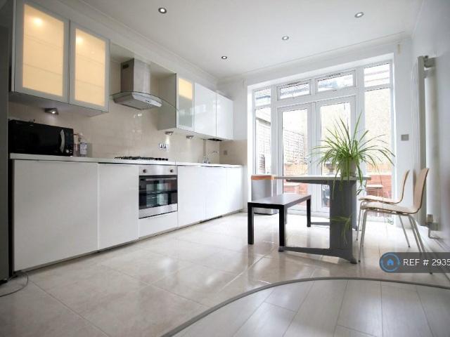 North End Road, London, NW11 3 bed flat to rent £3,280 pcm £757 pw