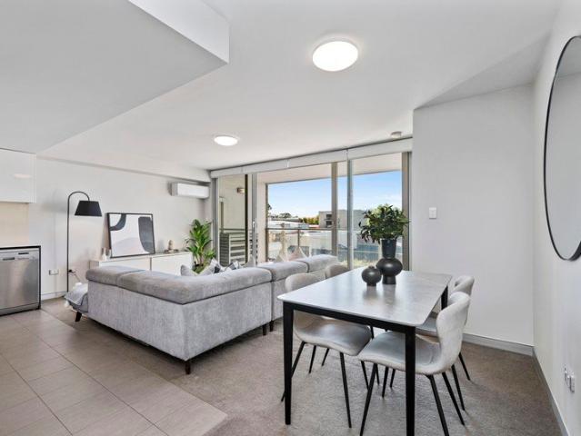 North facing 2 bed, 2 bathroom apartment in boutique complex!