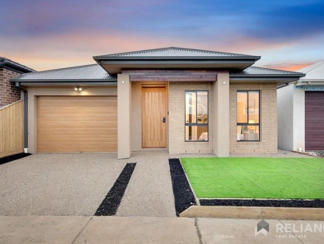 North Facing Contemporary Family Luxury with Two Master Suites, Study & Solar
