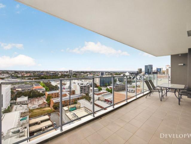 North Facing Corner Apartment | 11th Floor City Views