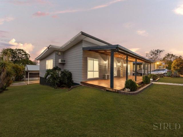 North Facing Charming Cottage Home w/ Stunning Views From Back Deck!