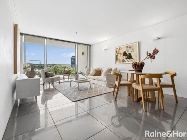 North Facing City Retreat with Views & Rooftop Pool