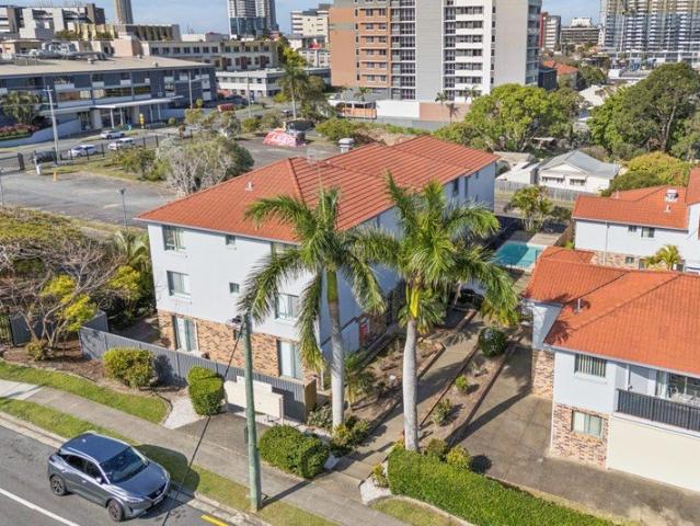 North Facing Apartment & Convenient Southport Living!