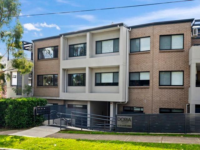 North facing apartment with a private leafy parkside outlook