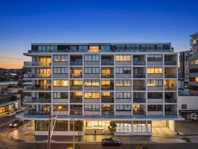 NORTH FACING APARTMENT WITH OCEAN VIEWS!