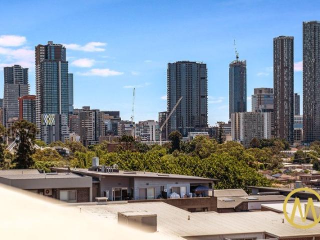 North Facing Apartment with Skyline Views