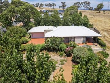 Yass, Yass Valley, Victoria - Parking, Equipped kitchen
