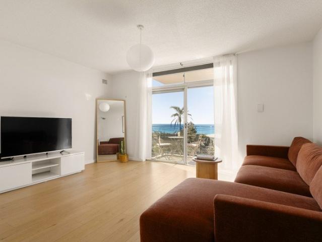 North Facing Beachside Apartment With Ocean And District Outlooks