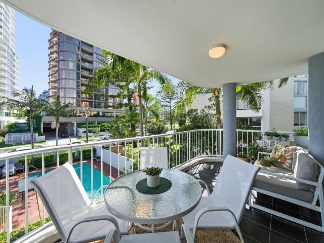 North Facing | Beachside Walk | Renovated Kitchen & Bar