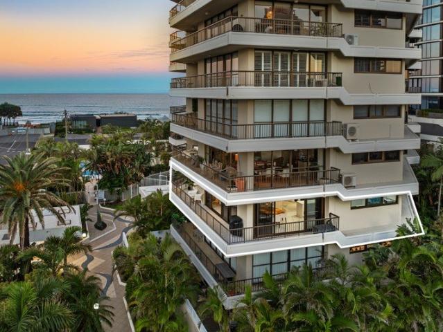 3 Bedroom Beachside Apartment Overlooking The Ocean!