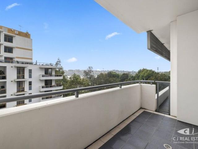 North Facing, Bright 1 Bedroom Apartment Near the Waterside!