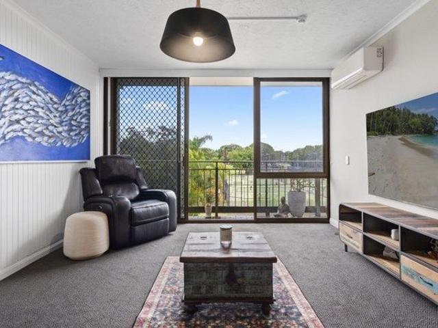 North Facing Golf Course Apartment In Convenient Location