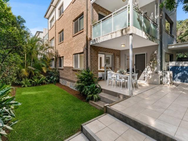 North Facing Garden Apartment with House Sized Courtyard & Exclusive Lawn