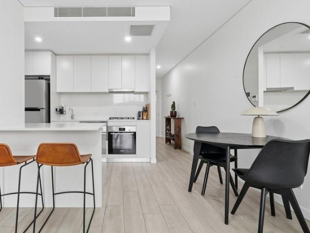 North facing designer apartment in peaceful pocket