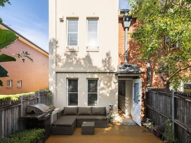 North Facing Designer Townhouse with Spacious Indoor Outdoor Living